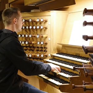 Dommusikassistent Gerhard Raab an der Rudigierorgel