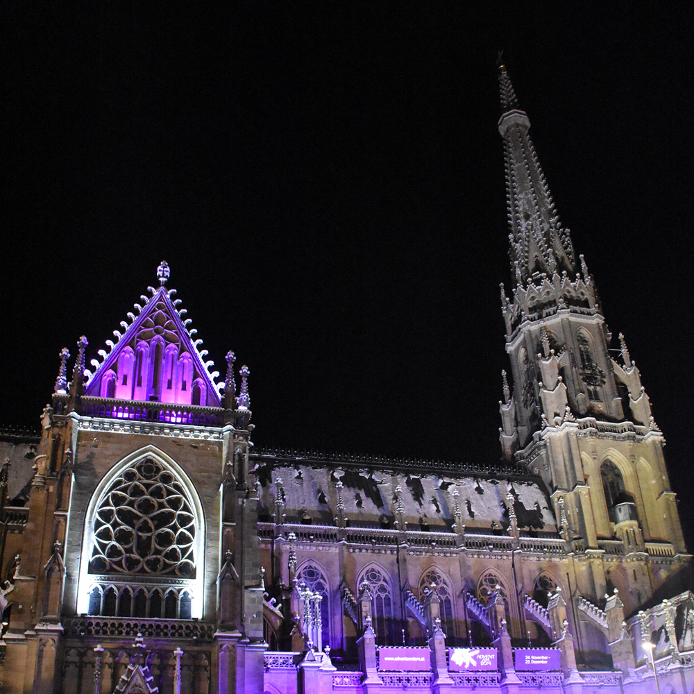 Mariendom Linz im Winter mit Schnee und Adventbeleuchtung