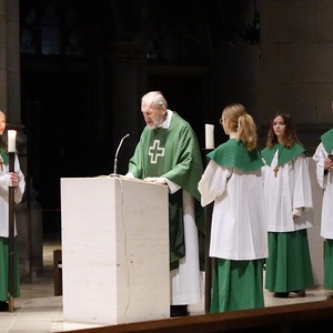 Dompropst Wilhelm Vieböck mit Ministrant:innen