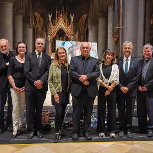 Domorganist Wolfgang Kreuzhuber mit Dagmar Fetz-Lugmayr, Dompropst Wilhelm Vieböck, Margaret Roest, Ben van Oosten, Edith „Eche“ Wregg, Shirin Farshbaf, Brett Leighton, Bischof Manfred Scheuer und Dompfarrer emeritus Maximilian Strasser