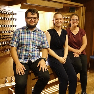 Katharina Zauner (Mitte) und ihre Registrant:innen Florian Zethofer (links) und Theresa Zöpfl (rechts)
