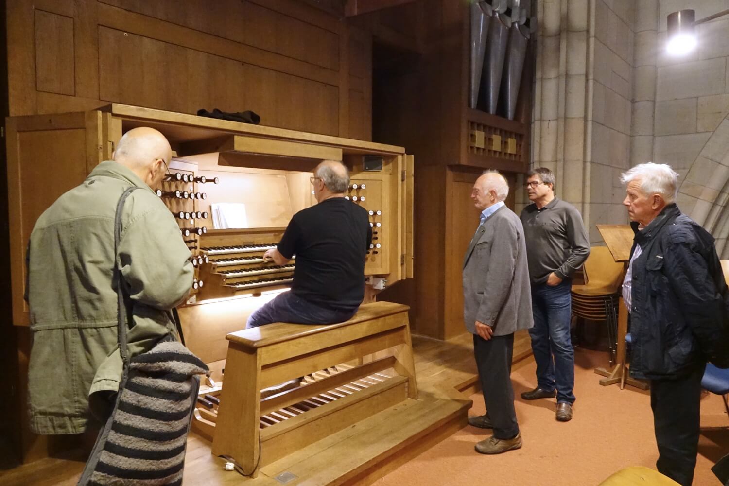 Domorganist Wolfgang Kreuzhuber an der Rudigierorgel, als Zuhörer Pfarrer Walter Miggisch, Jubilar Otto Arnezeder, Bürgermeister Martin Raab und Kirchenchorsänger Helmut Pühringer