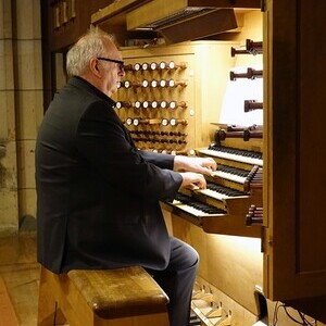 Domorganist Wolfgang Kreuzhuber an der Rudigierorgel