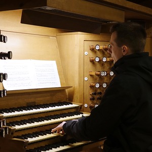 Dommusikassistent Gerhard Raab an der Rudigierorgel