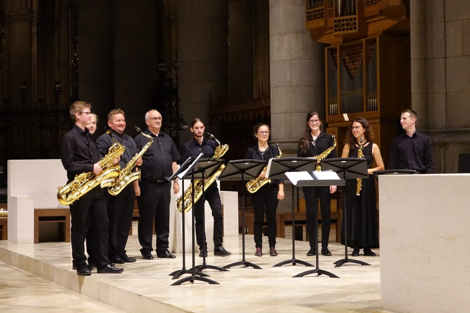 Wolfgang Kreuzhuber und Gerhard Raab inmitten des Saxophonensembles der Anton Bruckner Privatuniversität Linz (Leitung: Peter Rohrsdorfer)