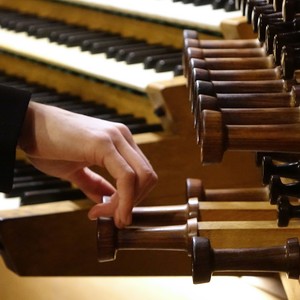 Dommusikassistent Gerhard Raab an der Rudigierorgel