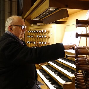 Domorganist Wolfgang Kreuzhuber an der Rudigierorgel