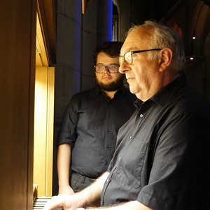 Domorganist Wolfgang Kreuzhuber mit Registrant Florian Zethofer an der Chororgel