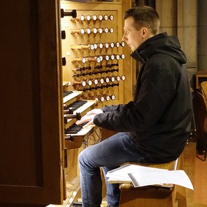 Dommusikassistent Gerhard Raab an der Rudigierorgel