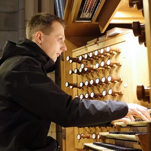 Dommusikassistent Gerhard Raab an der Rudigierorgel