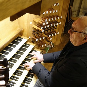 Domorganist Wolfgang Kreuzhuber an der Rudigierorgel