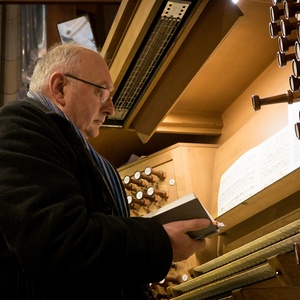 Domorganist Wolfgang Kreuzhuber an der Rudigierorgel