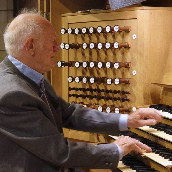 Ein klingendes Geburtstagsgeschenk: Otto Arnezeder an der Rudigierorgel / © Dommusikverein Linz/Stefanie Petelin Otto Arnezeder an der Rudigierorgel