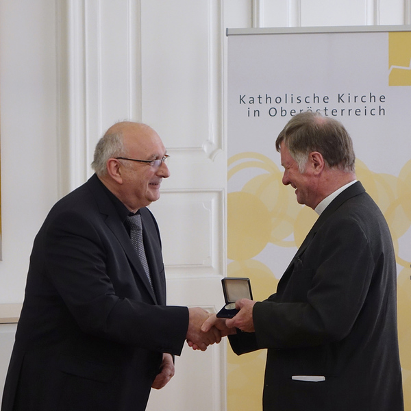 Orlando di Lasso-Medaille 2021 für Domorganist Wolfgang Kreuzhuber / © Diözese Linz/Stefanie Petelin Orlando di Lasso-Medaille 2021 für Domorganist Wolfgang Kreuzhuber
