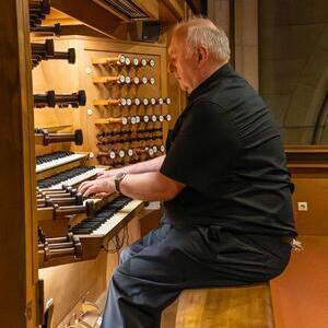 Domorganist Wolfgang Kreuzhuber an der Rudigierorgel