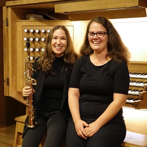 Saxophonistin Elisa Lapan und Organistin Theresa Zöpfl