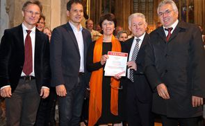 V. l.: Mag. Johannes Hiemetsberger, Bürgermeister Mag. Christian Jachs, Christine Postlbauer, Landeshauptmann Dr. Pühringer und Domkapellmeister Mag. Josef Habringer