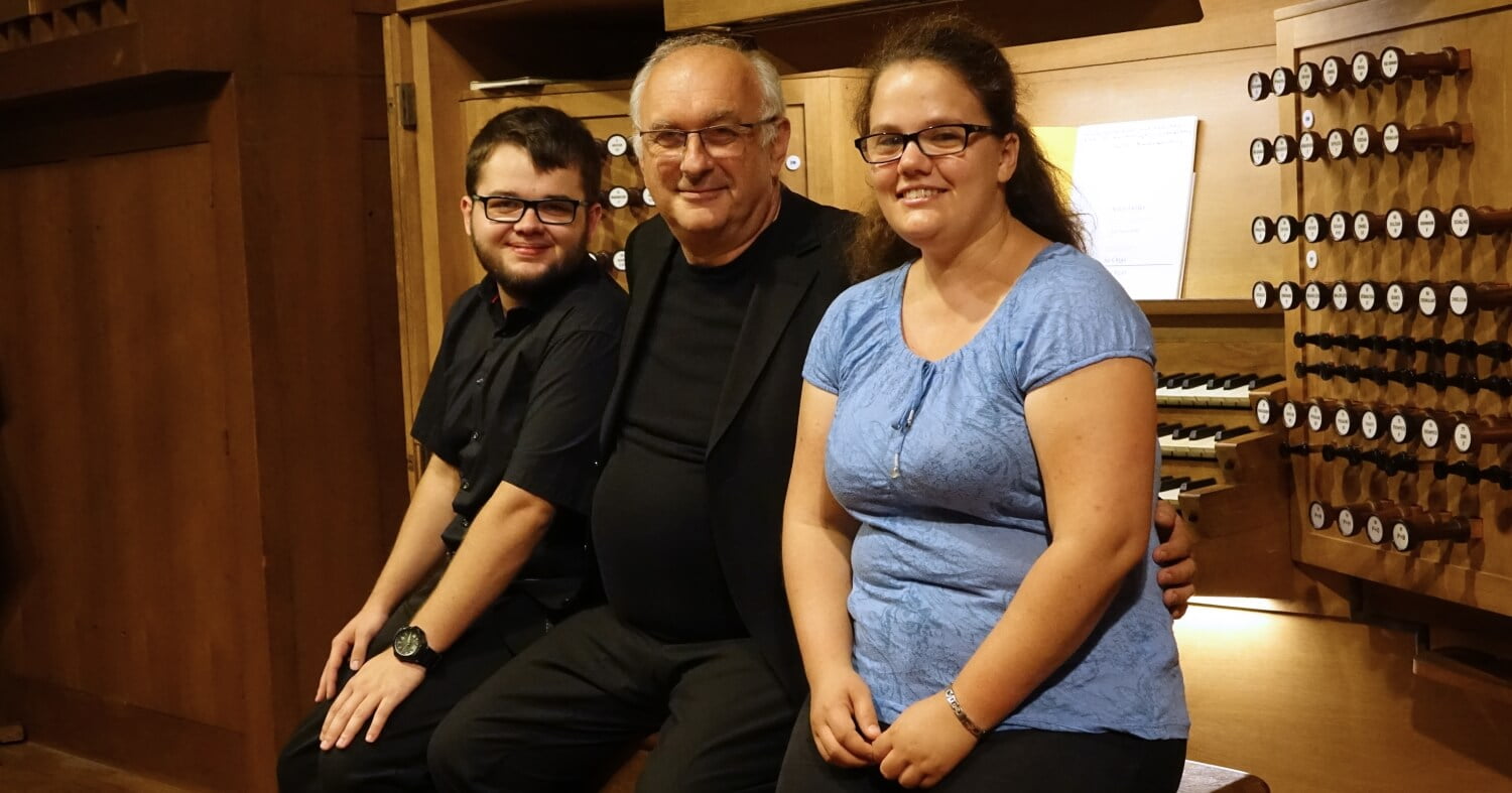 Domorganist Wolfgang Kreuzhuber mit seinen beiden Registranten Florian Zethofer (links) und Theresa Zöpfl (rechts)