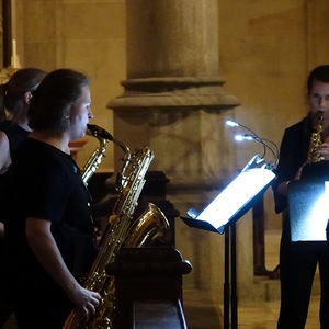 Saxophonquartett (Andrea Edlbauer, Marina Nentwich, Evelyne Leeb, Johanna Kirner) des Ensembles SAX12 in der Votivkapelle