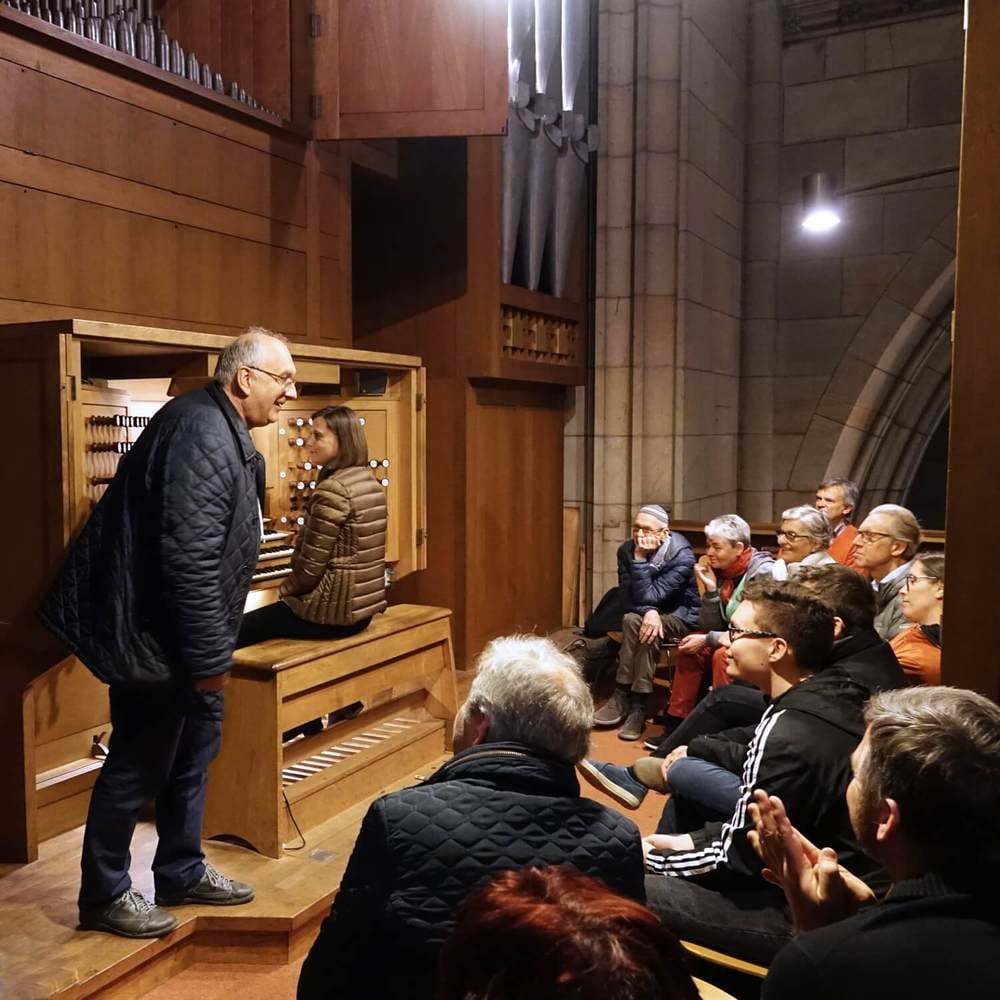 Domorganist Wolfgang Kreuzhuber mit Teilnehmerinnen und Teilnehmern des ORGEL.SEMINARs