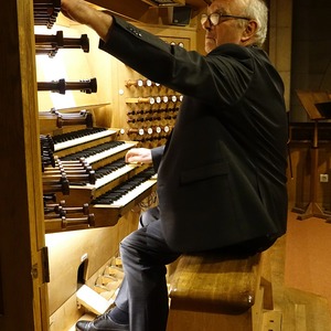 Domorganist Wolfgang Kreuzhuber an der Rudigierorgel