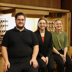 Sarah-Maria Pilwax an der Rudigierorgel inmitten ihrer beiden Registrant:innen