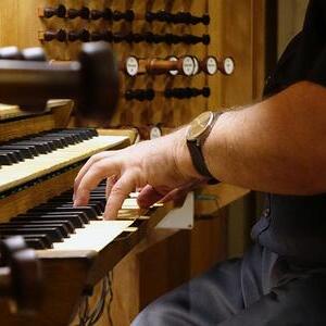 Domorganist Wolfgang Kreuzhuber an der Rudigierorgel