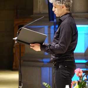 Manuel Klein am Mikrofon