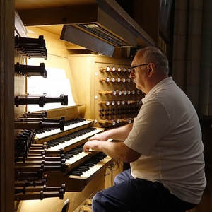 Domorganist Wolfgang Kreuzhuber an der Rudigierorgel