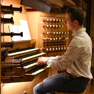 Dommusikassistent Gerhard Raab an der Rudigierorgel