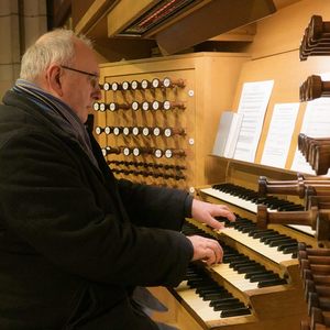 Domorganist Wolfgang Kreuzhuber an der Rudigierorgel