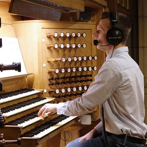 Dommusikassistent Gerhard Raab an der Rudigierorgel