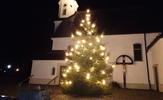 Christaum vor Kirche erstrahlt in hellem Glanz