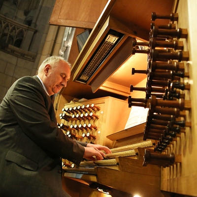 Domorganist Wolfgang Kreuzhuber an der Rudigierorgel.