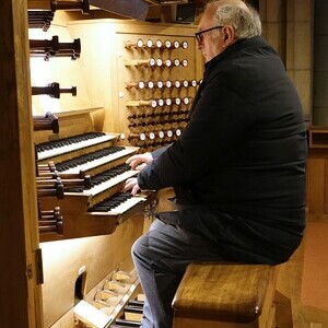 Domorganist Wolfgang Kreuzhuber an der Rudigierorgel
