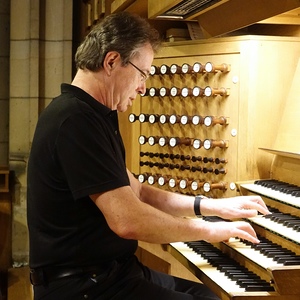 Willibald Guggenmos an der Rudigierorgel