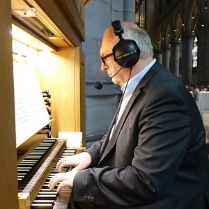 Domorganist Wolfgang Kreuzhuber an der Chororgel
