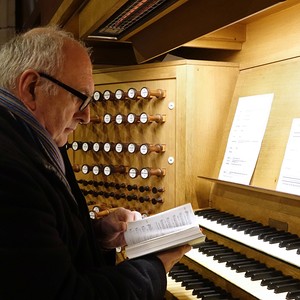 Domorganist Wolfgang Kreuzhuber an der Rudigierorgel