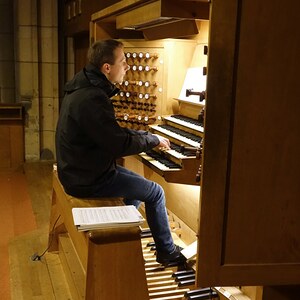 Dommusikassistent Gerhard Raab an der Rudigierorgel