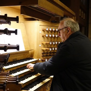 Domorganist Wolfgang Kreuzhuber an der Rudigierorgel