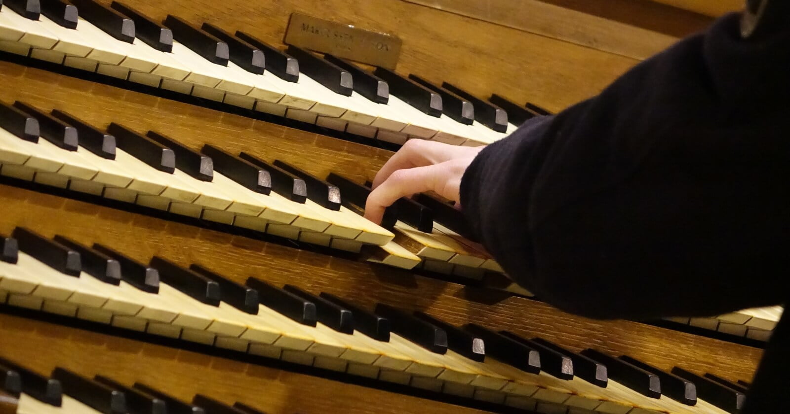 Dommusikassistent Gerhard Raab mit flinken Fingern an der Rudigierorgel