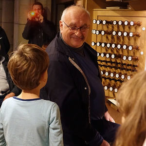 Domorganist Wolfgang Kreuzhuber mit großen und kleinen Orgelentdeckerinnen und Orgelentdeckern an der Rudigierorgel