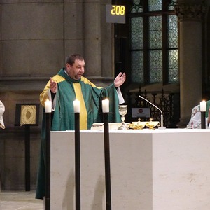 Domkurat Josef Keplinger und Diakon Peter Schwarzenbacher mit Ministranten