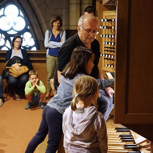 Kleine Orgelentdeckerinnen beim Komponieren mit Domorganist Wolfgang Kreuzhuber