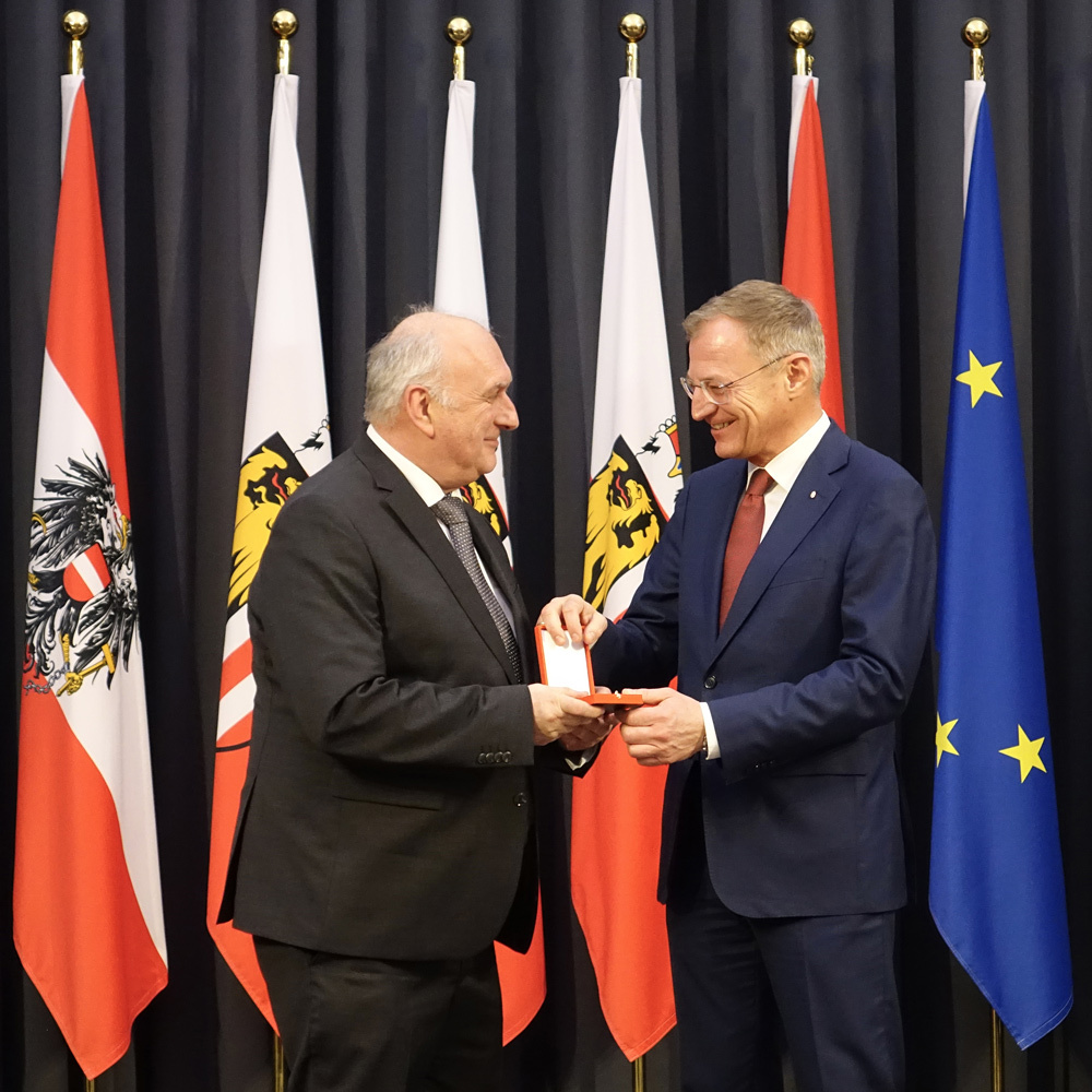 Domorganist Wolfgang Kreuzhuber erhält von Landeshauptmann Thomas Stelzer das Goldene Ehrenzeichen für Verdienste um die Republik Österreich