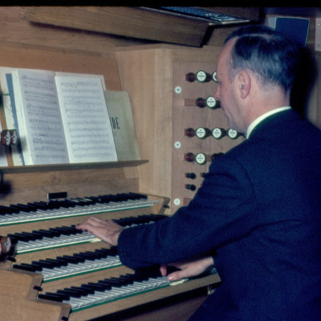 Hans Haselböck an der Rudigierorgel (1968).