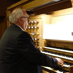 Domorganist Wolfgang Kreuzhuber an der Rudigierorgel