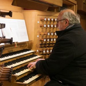 Domorganist Wolfgang Kreuzhuber an der Rudigierorgel