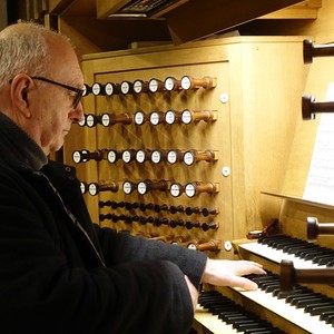 Domorganist Wolfgang Kreuzhuber an der Rudigierorgel