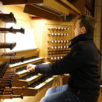 Dommusikassistent Gerhard Raab an der Rudigierorgel